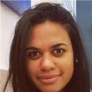 Insegnante aiuto compiti e lettura e analisi del testo